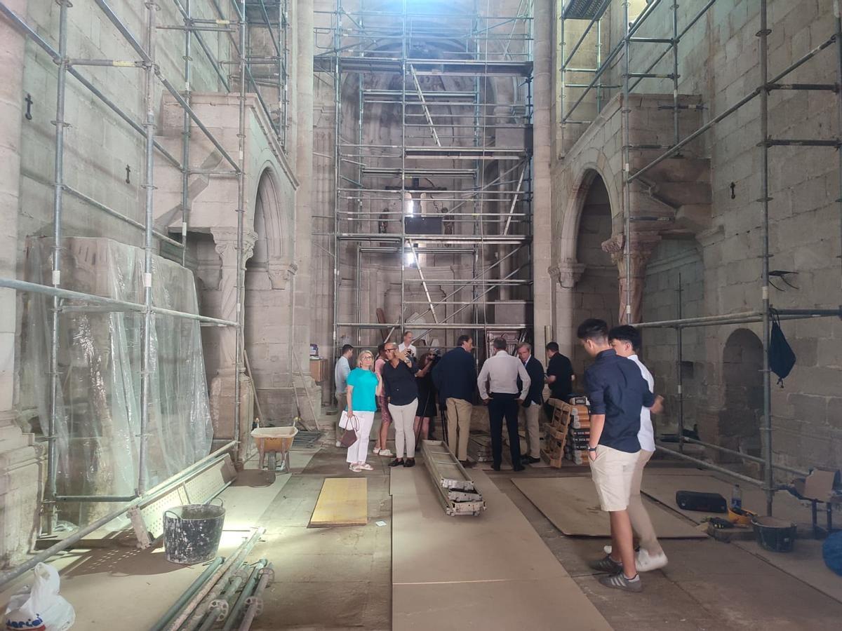 Aspecto general de las obras en el interior del templo.
