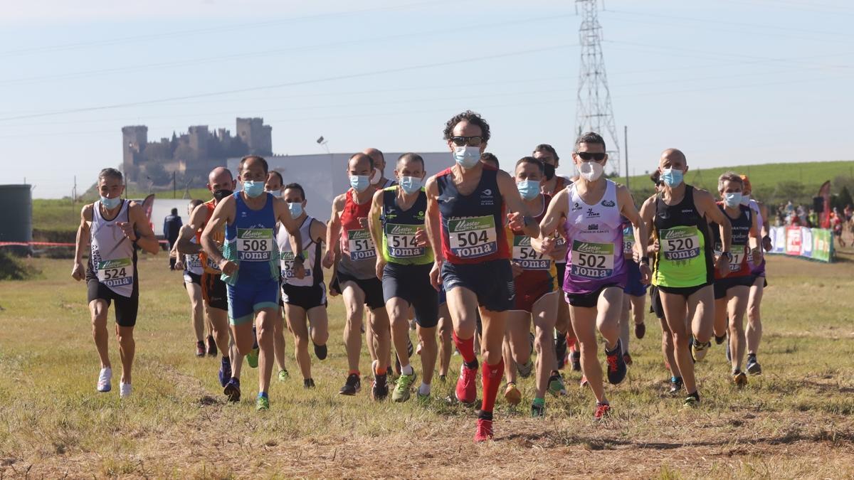 Varios atletas, durante el Campeonato de España máster de cross de Almodóvar del Río.