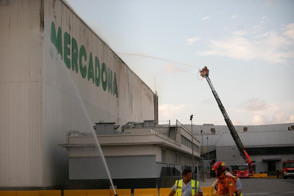 El incendio de la nave de Mercandona en Riba-roja, en imágenes