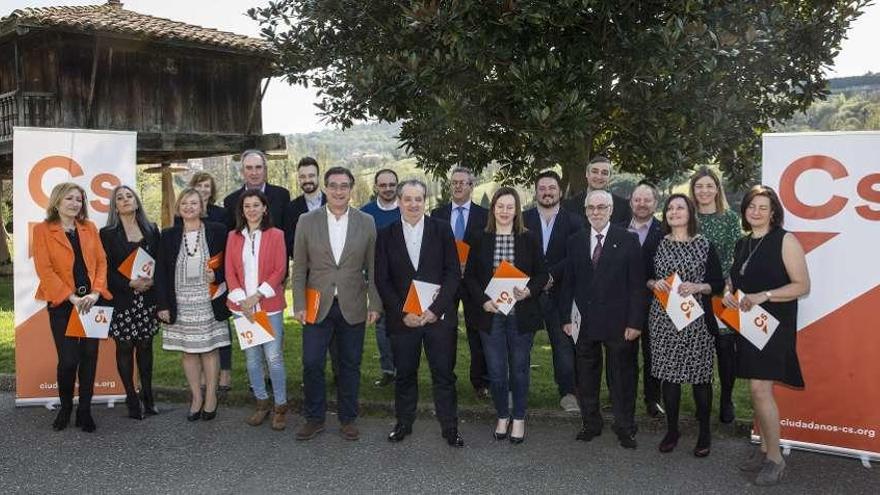 Los candidatos de Cs al Congreso y al Senado: por la izquierda, delante, Ana María Román, Victoria Rubio, Almudena Martínez, Susana Carreño, Ignacio Prendes, Nicanor García, Carmen Fonte, Antonio Viña, María Luisa Llorente y María de los Ángeles Ordóñez. En la fila de atrás, Leonor García, Juan Carlos Lorenzo, Luis del Moral, Jaime Vega, Joaquín Merediz, Pedro Herrero, Julián Bravo, Miguel Ángel Arias y Liliana García.