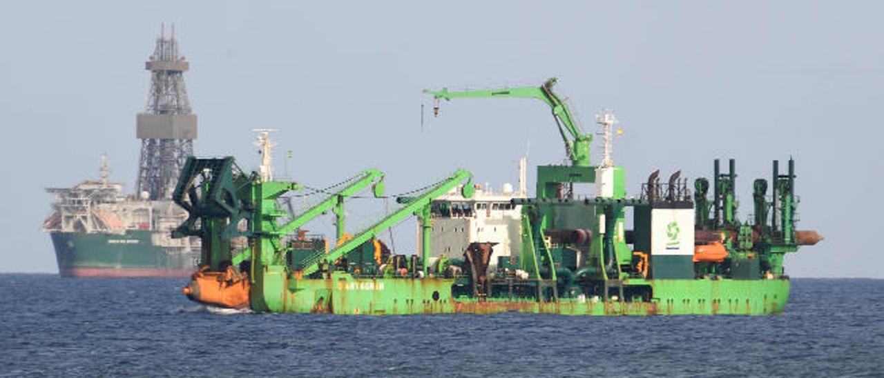 La draga &#039;D&#039;Artagnan&#039; frente a la costa capitalina de San Cristóbal la semana pasada.