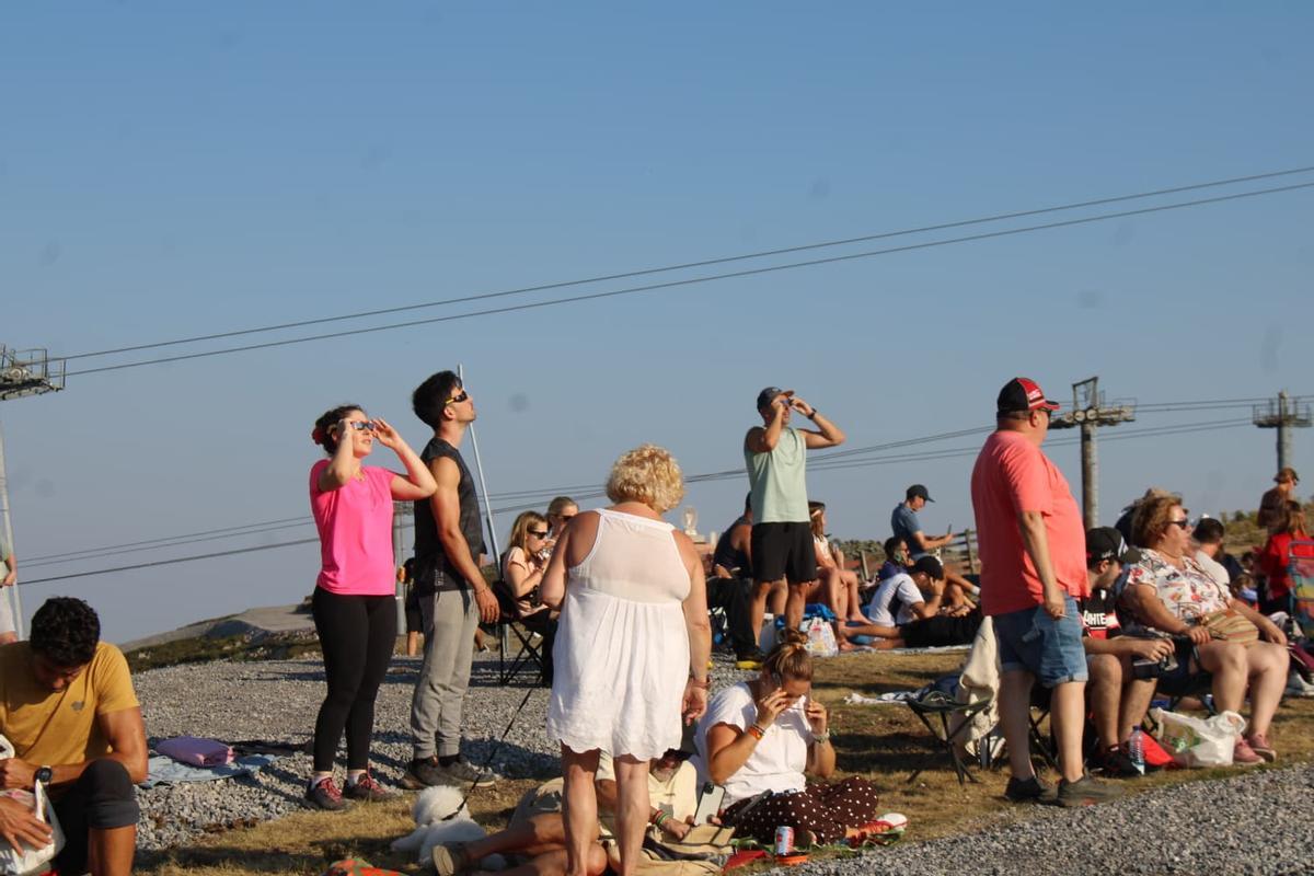 Así se vive el eclipse desde la estación de Pajares: cientos de personas ven sin problemas el esperado evento astronómico, "es increíble"