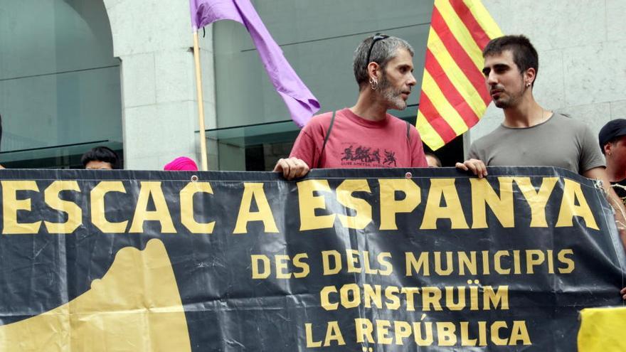 Enric Stern i Jaume Roura, aquest dijous a la plaça del Vi de Girona · ACN