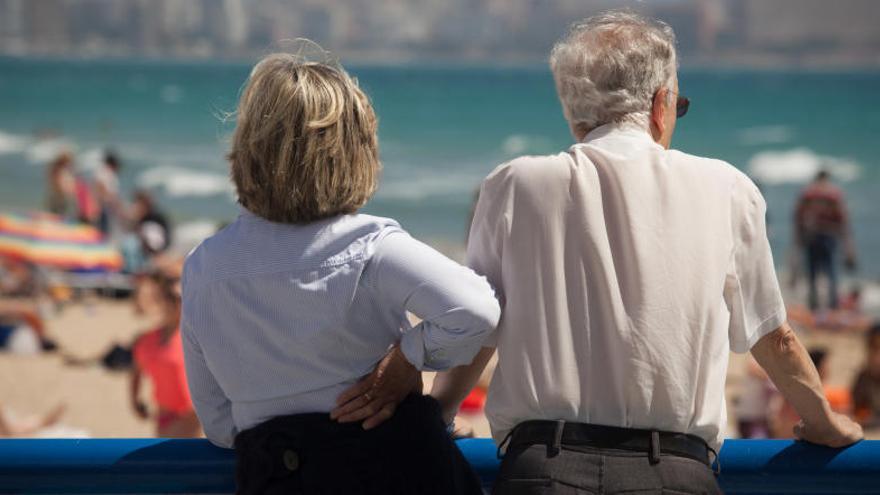 Dos jubilados disfrutan de unas vacaciones.