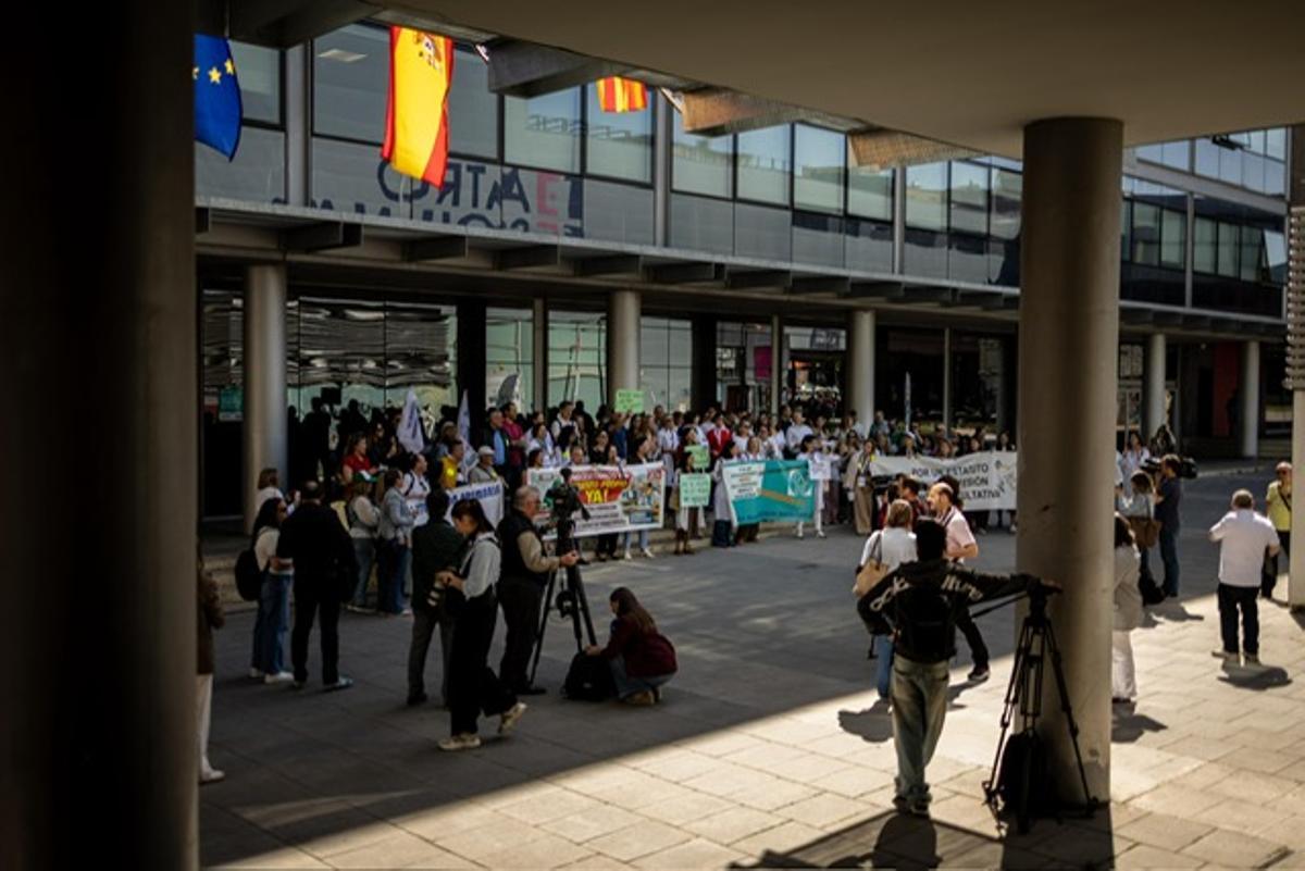 Protesta ante el Salud en el primer día de huelga médica en Aragón.
