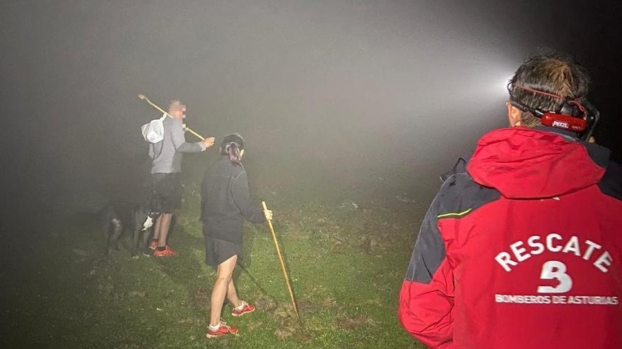Rescatada una pareja de excursionistas que se perdió por culpa de la niebla en el Pierzu (Ponga)