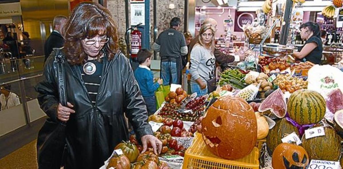 Mercat de Sarrià Emocions directes de la infantesa«SI NO HI HAVIA ESCOLA, LA MEVA MARE EM DEIA: ’ANEM A VEURE ELS AMICSDEL MERCAT’. ENCARA AVUI ÉS UNA ALEGRIA PER A MI ENTRAR EN UN MERCAT»