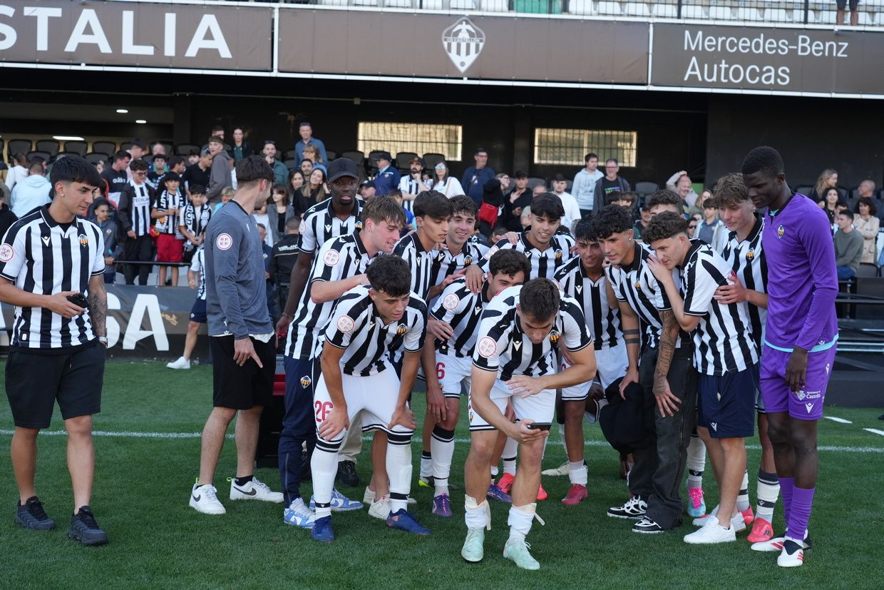 ¡Las mejores imágenes de la celebración del ascenso a Segunda Federación del Castellón B!