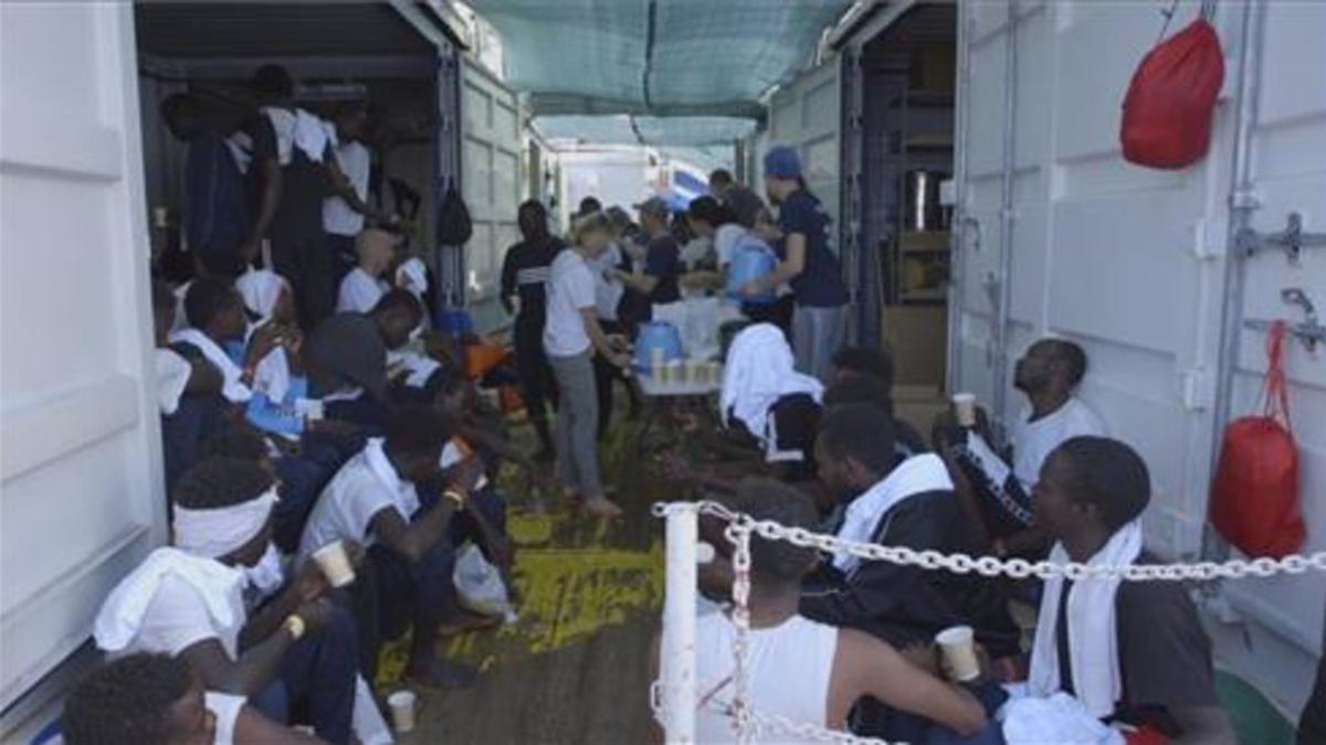 Migrantes rescatados descansan a bordo del barco Ocean Viking en el Mar Mediterráneo,