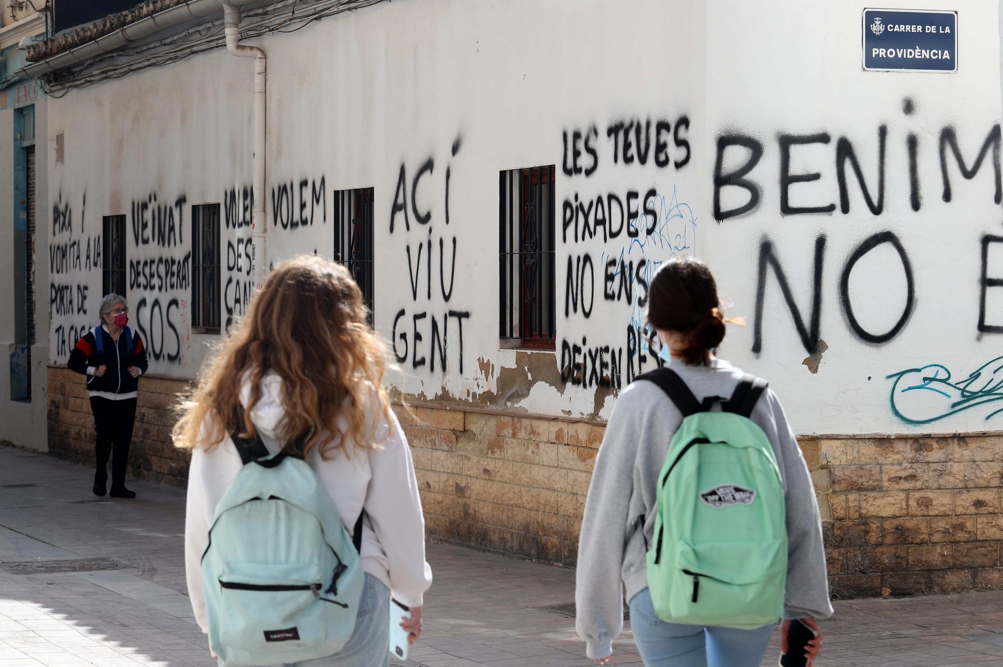 Benimaclet amanece con pintadas en contra de los botellones