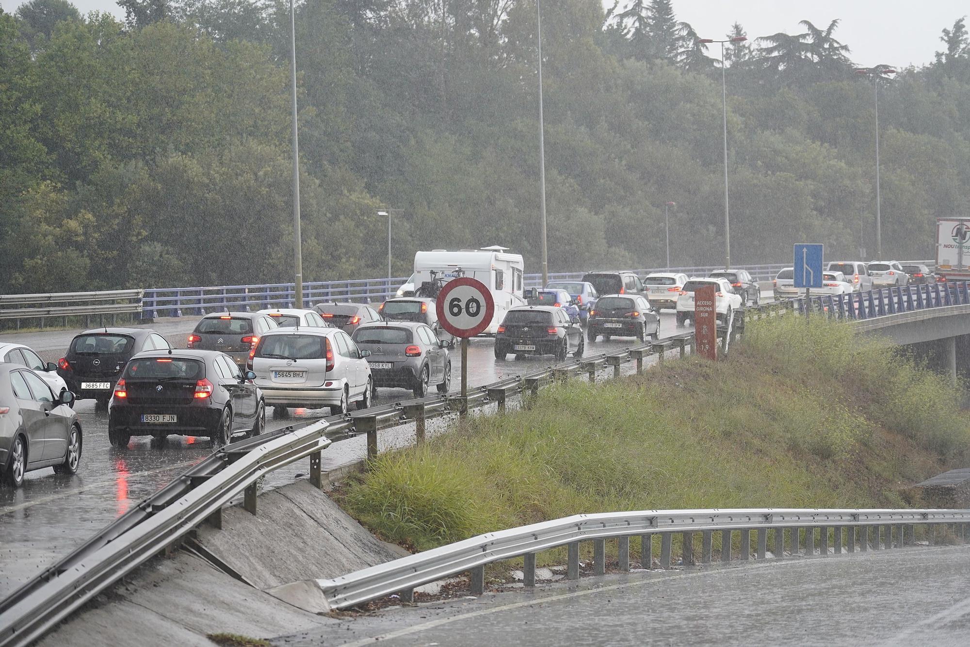 Tarda de pluges intenses que causen inundacions i destrosses a les comarques gironines