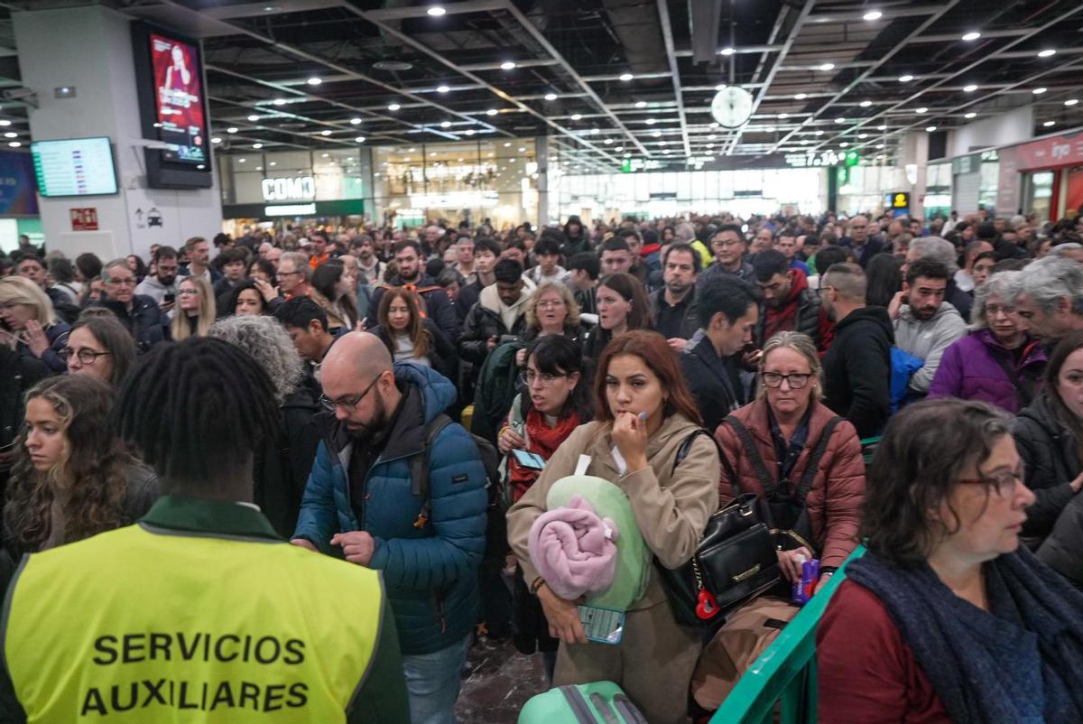 Caos y aglomeraciones en la estación de Sants