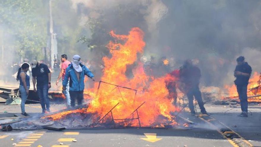 Tres muertos en el incendio de un supermercado durante disturbios en Santiago