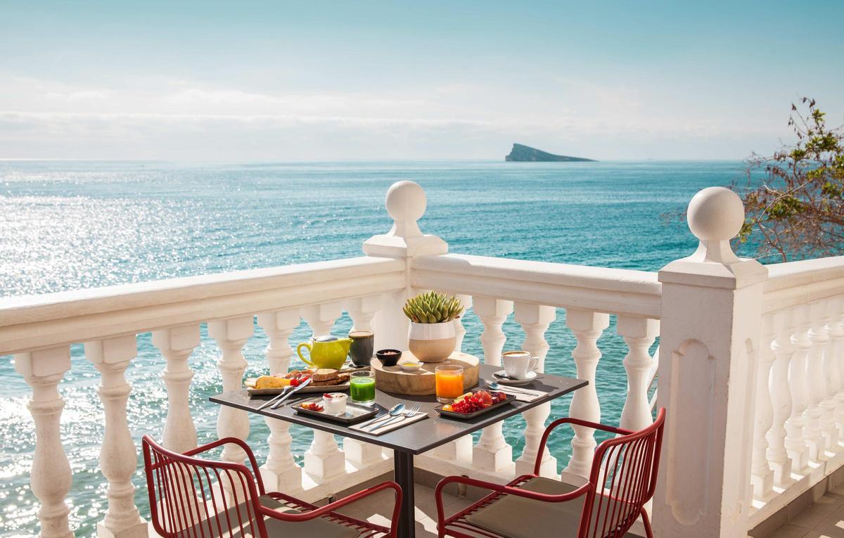 Gastronomía, vistas al mar y un ambiente acogedor se unen en D·VORA, uno de los espacios gastronómicos del casco antiguo de Benidorm.