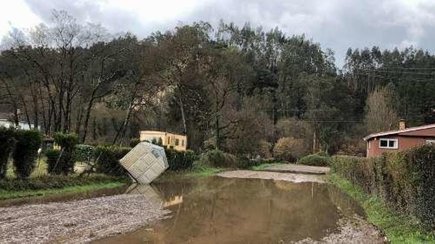 A la izquierda, fincas inundadas, ayer, en Quinzanas (Pravia) por las crecidas del Narcea, que bajaba fuerte por Puente Quinzanas (derecha). m. riera