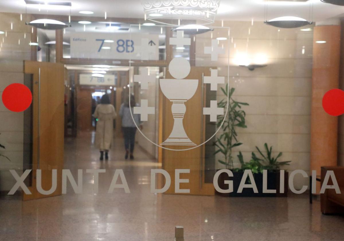 Una de las puertas de entrada a la sede central de la Xunta en Santiago de Compostela. |   // XOÁN ÁLVAREZ