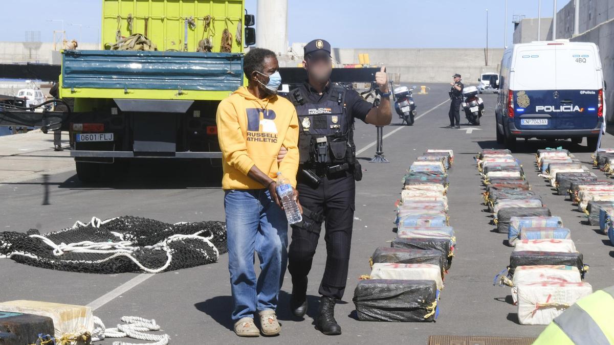 Uno de los detenidos, en el Puerto de Arinaga.