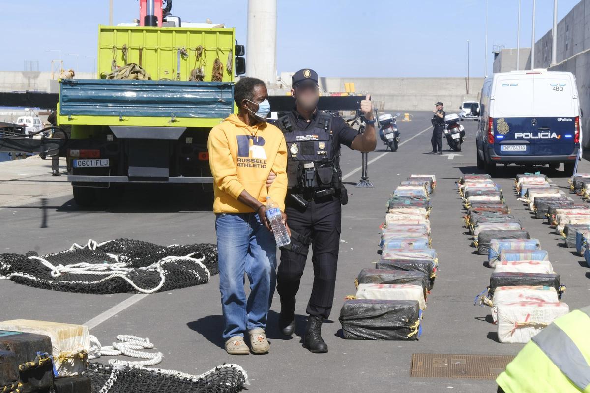Uno de los detenidos, en el Puerto de Arinaga.