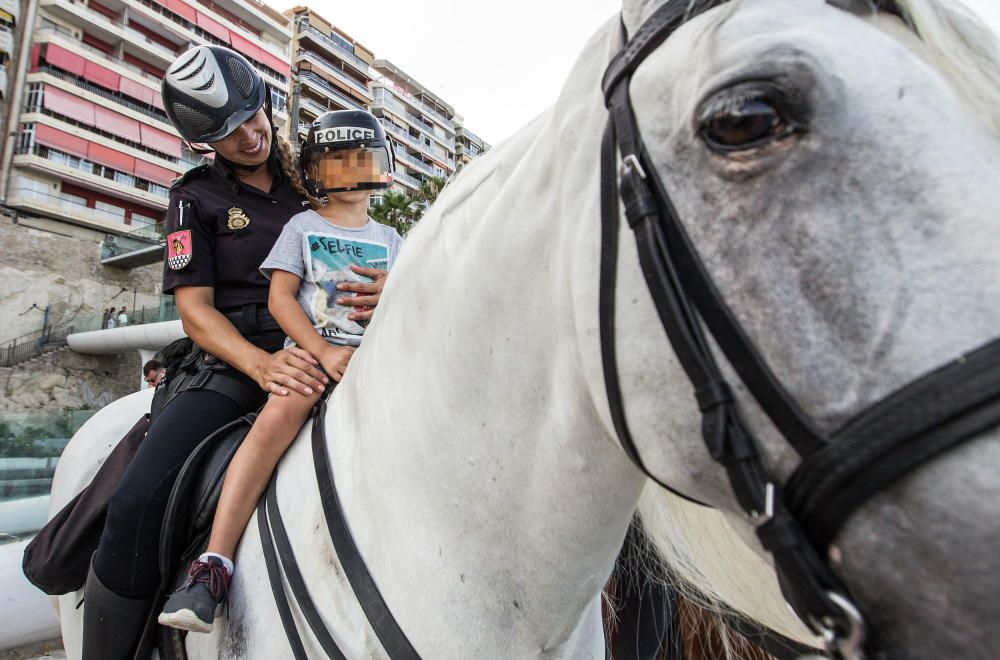 Los agentes se convierten en una atracción para los niños que se fotografían con ellos.