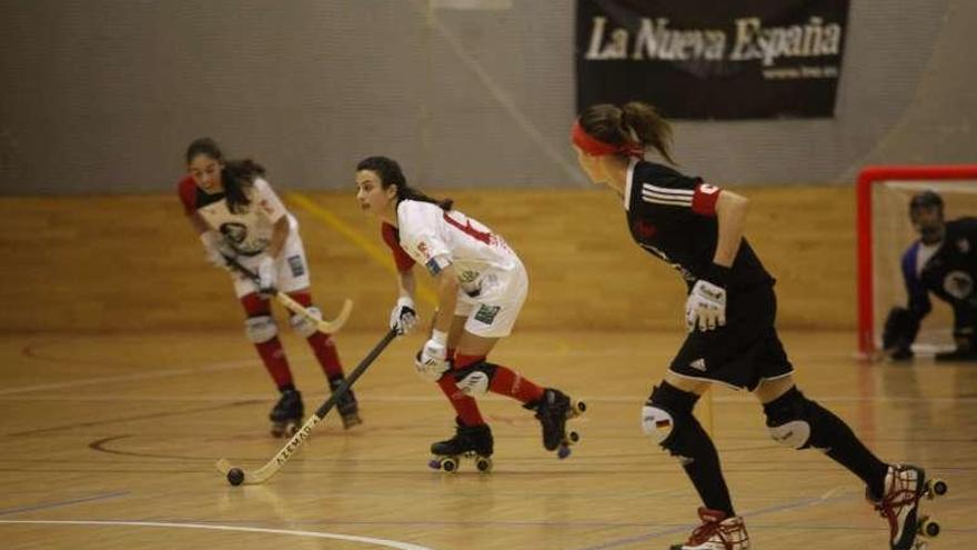 Marta González inicia un contraataque.