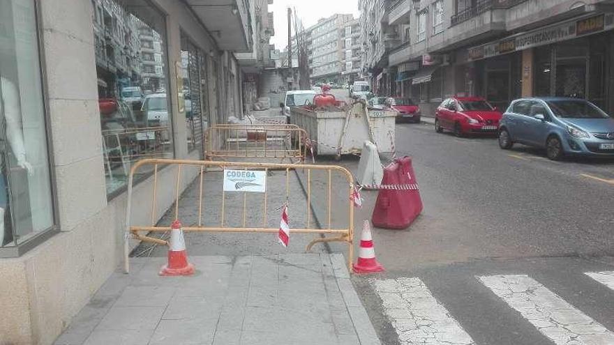 Obras de una empresa externa en una acera de Ponteareas. // D.P.