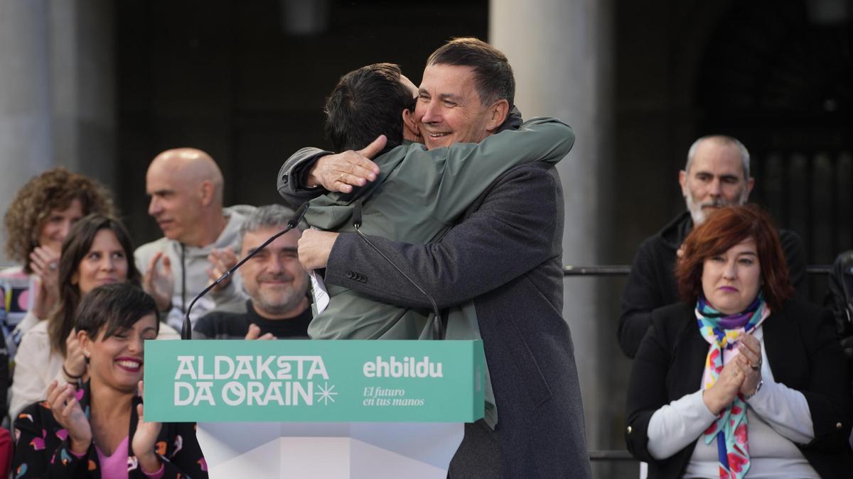 Arnaldo Otegi y Pello Otxandiano se abrazan durante un acto de campañde EH Bildu.
