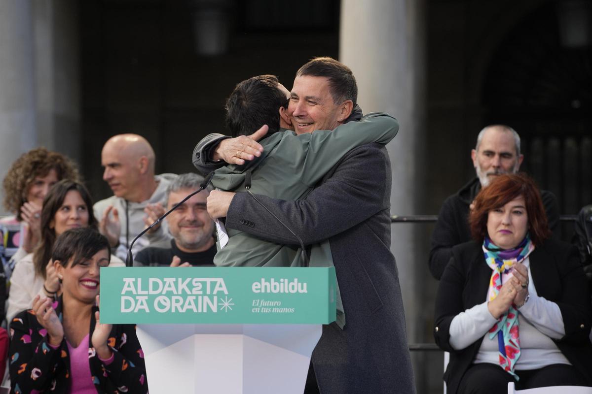 Arnaldo Otegi y Pello Otxandiano se abrazan durante un acto de campañde EH Bildu.