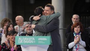 Arnaldo Otegi y Pello Otxandiano se abrazan durante un acto de campañde EH Bildu.