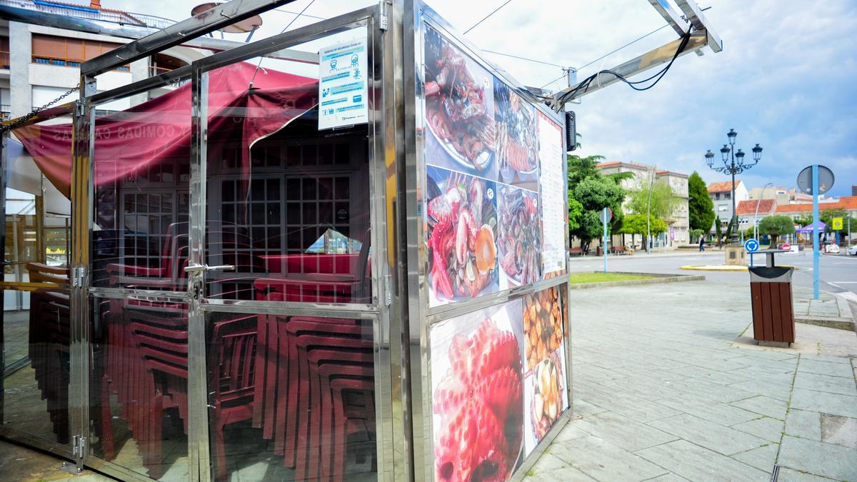 La terraza de un restaurante que espera tiempos mejores.