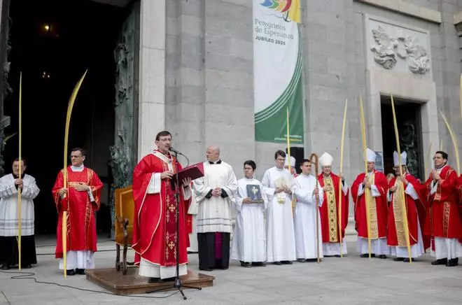 Varias personas durante la bendición de ramos, en la Catedral de la Almudena, a 13 de abril de 2025, en Madrid (España).
