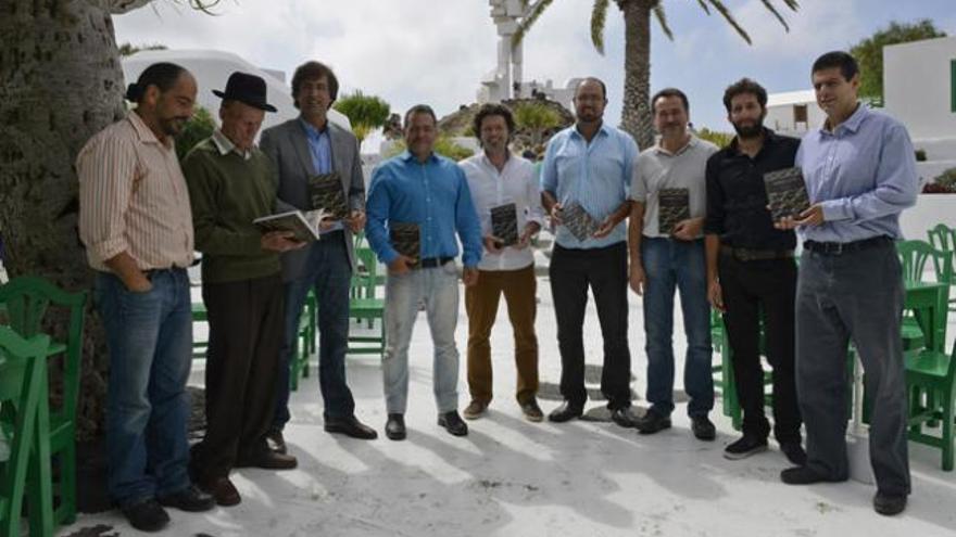 Rubén Acosta (quinto por la izq.) y Mario Ferrer (segundo por la dcha.), ayer, junto a colaboradores y autoridades.| adriel perdomo