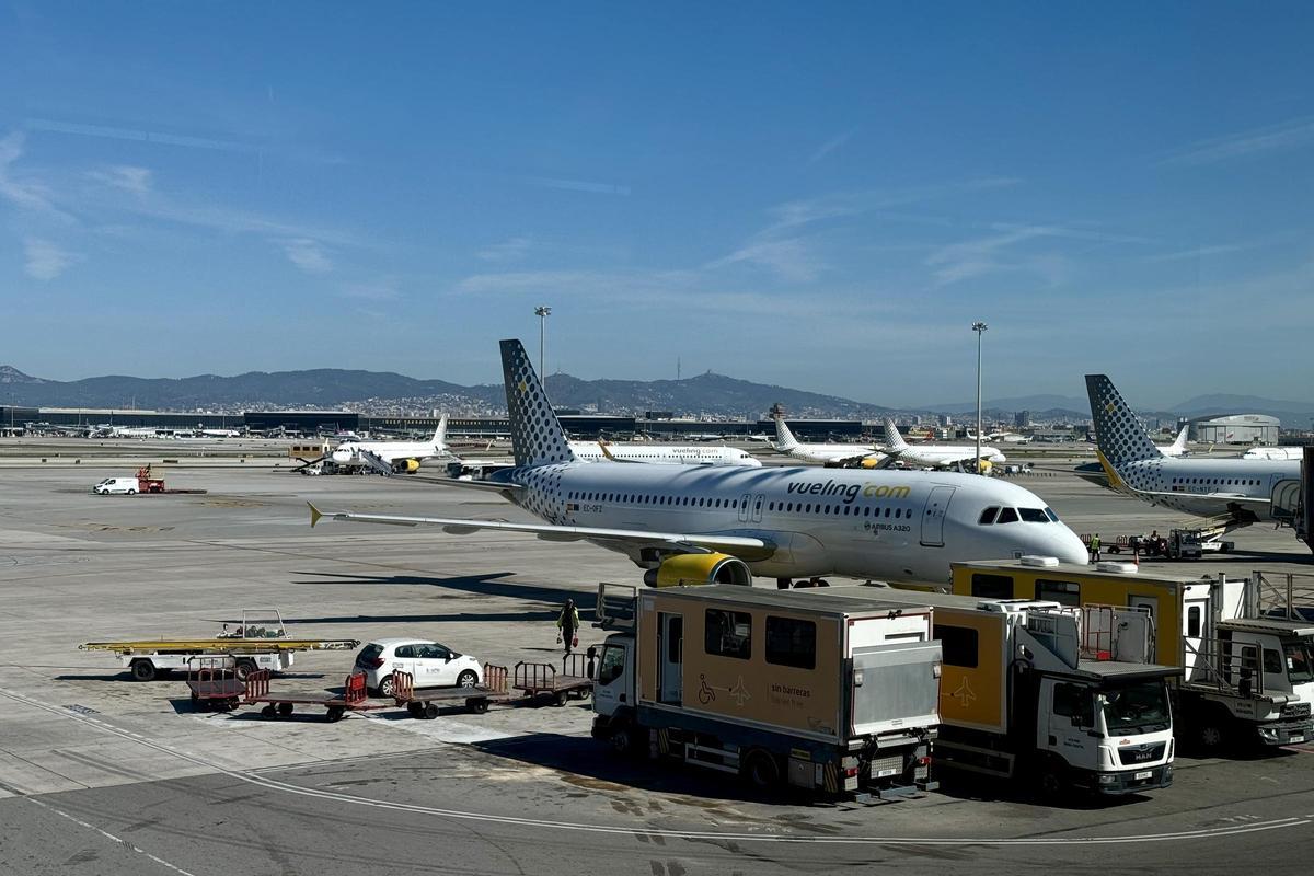 Un avió de Vueling a l'Aeroport Josep Tarradellas Barcelona El Prat