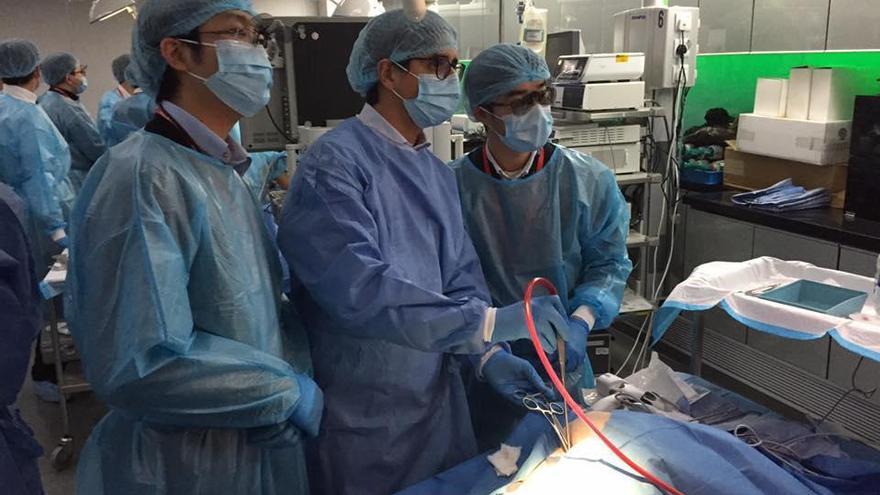 Diego González Rivas mostrando en Hong Kong la cirugía de pulmón mínimamente invasiva.