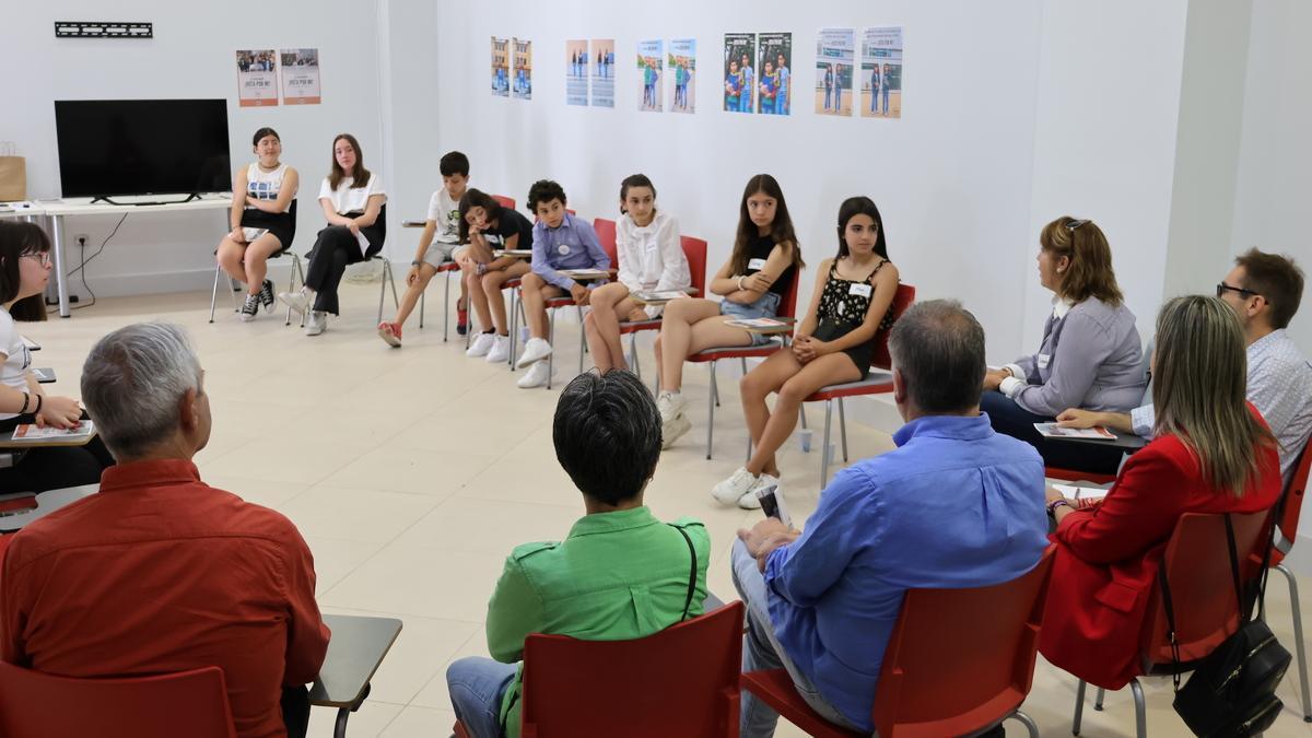 Los integrantes del CLIA en la reunión con los políticos santjoaners.