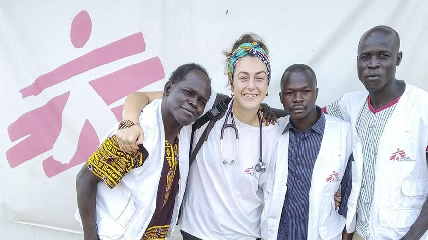 Luisa Roade con sanitarios locales en Sudán del Sur.
