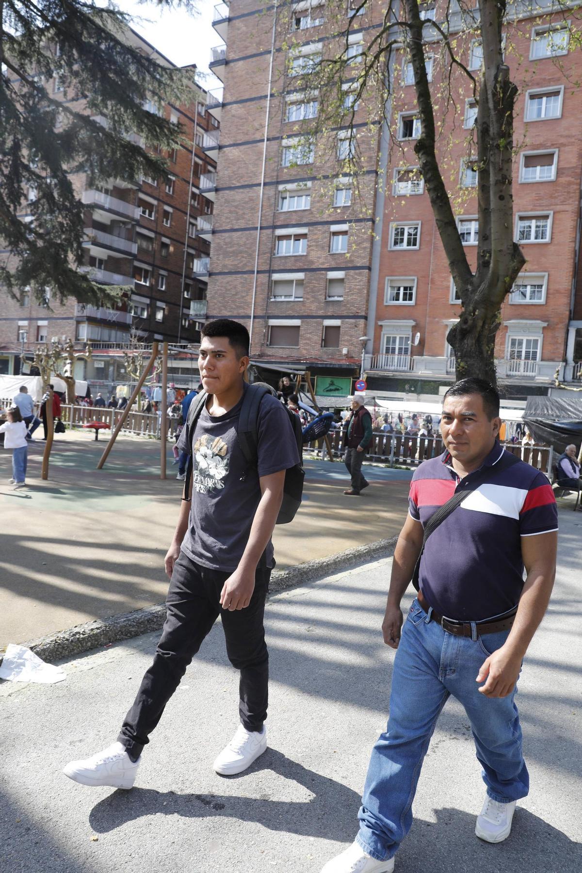 Ronald Antonio Martínez y Juan Ramos pasean por el parque Dolores F. Duro de La Felguera