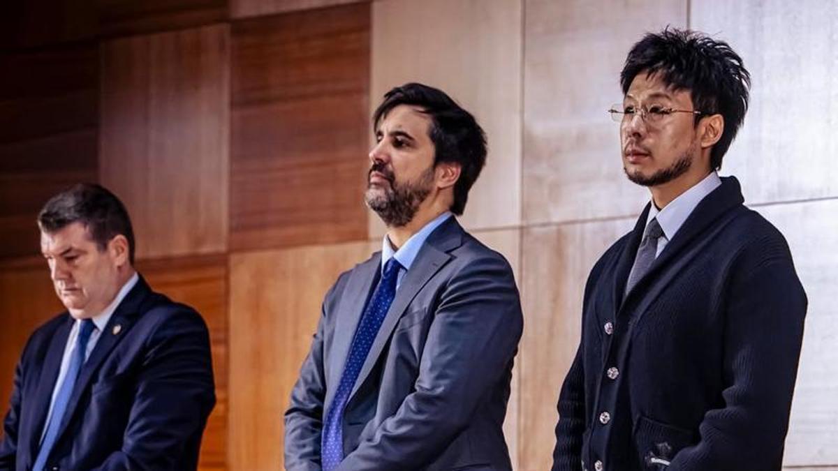 Kiat Lim, presidente del Valencia CF, junto a Javier Solís, director general, y Ron Gourlay, CEO de Fútbol