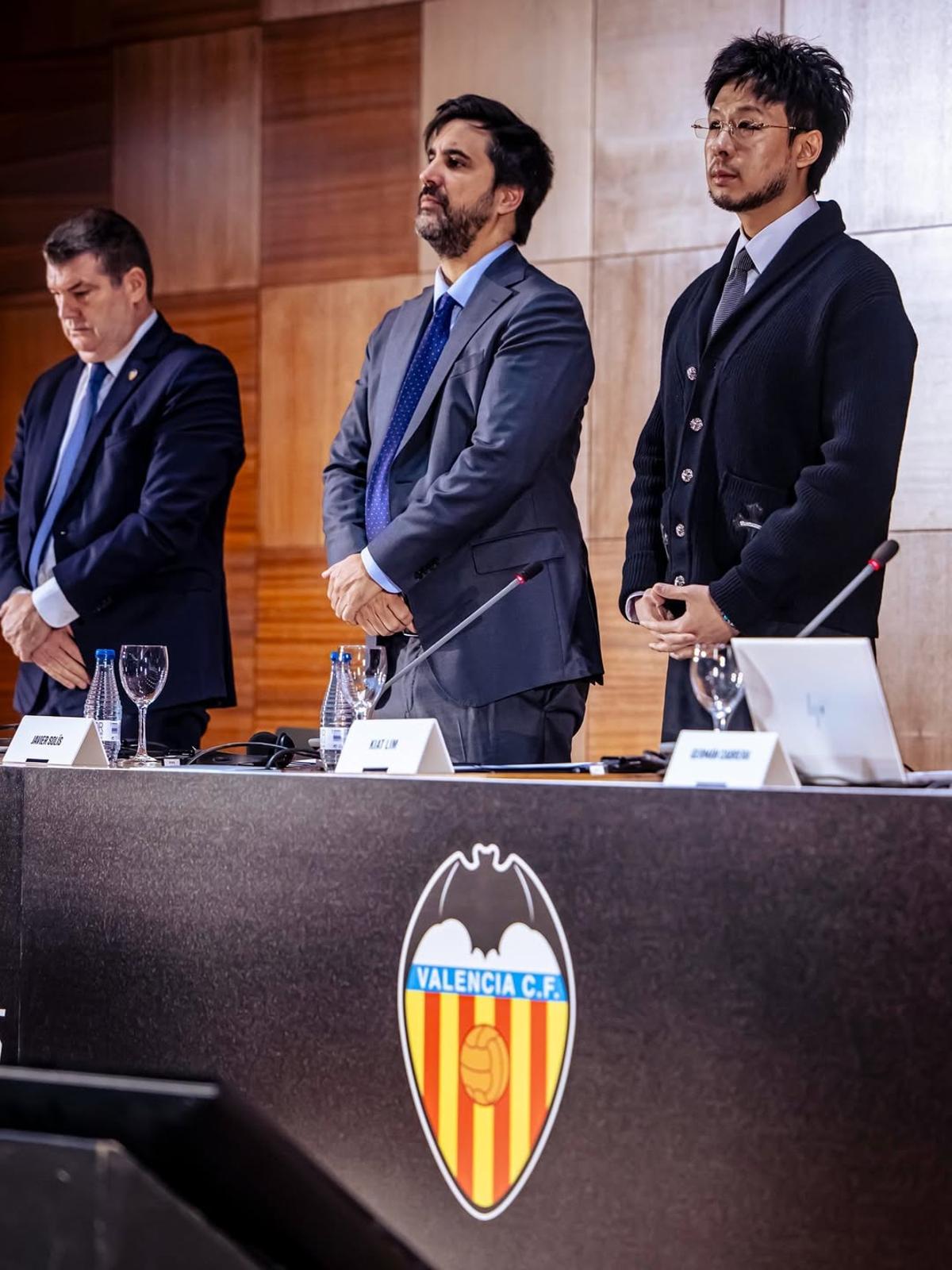 Kiat Lim, presidente del Valencia CF, junto a Javier Solís, director general, y Ron Gourlay, CEO de Fútbol