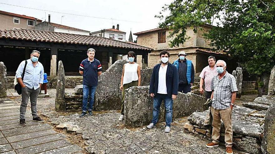 Miembros del PSOE y del colectivo, ayer, en Os Pendellos.