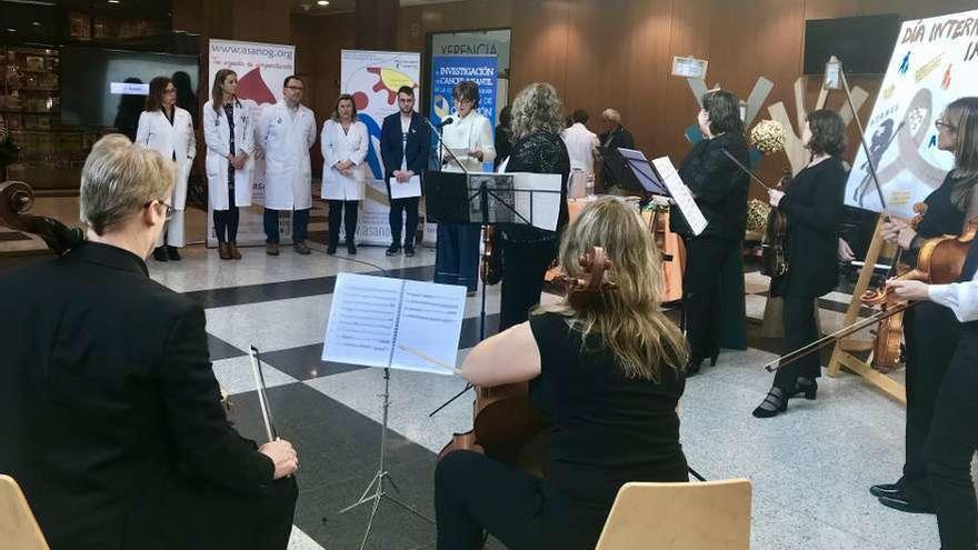 Acto por el Día Internacional del Niño con Cáncer, ayer, en el Hospital Clínico de Santiago.