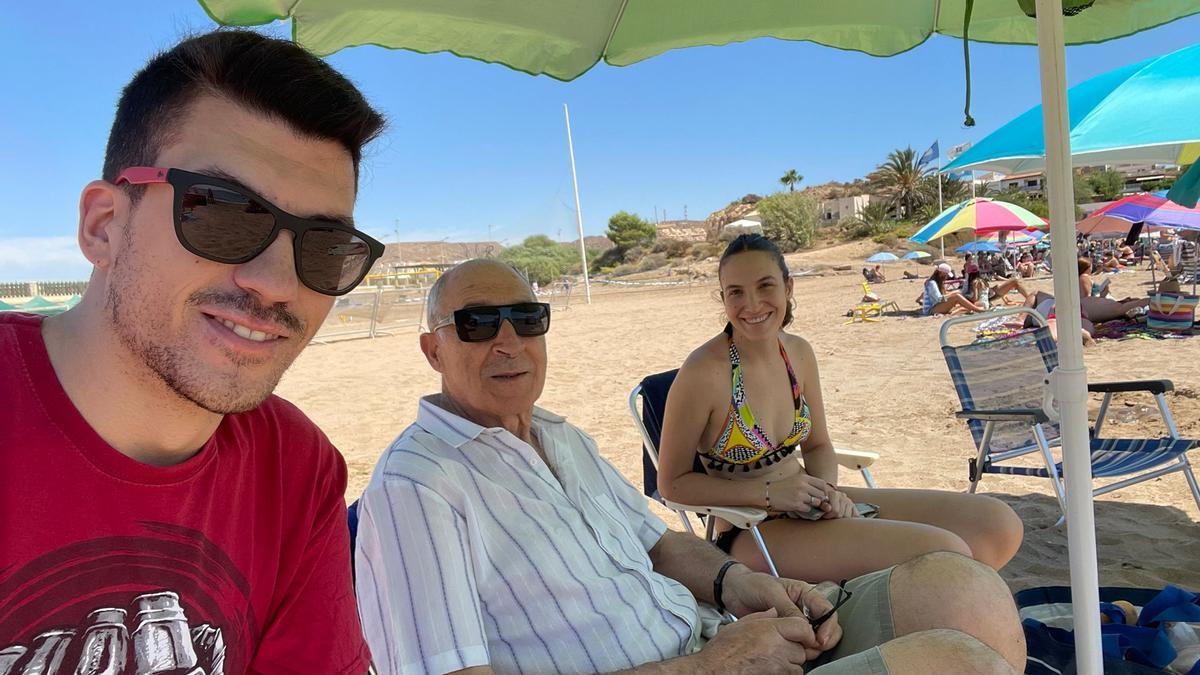 El presidente del Consejo de la Juventud, Juan Pedro Rodríguez Fernández, con su tío Ángel y su prima Ángela, en la playa de Terreros.