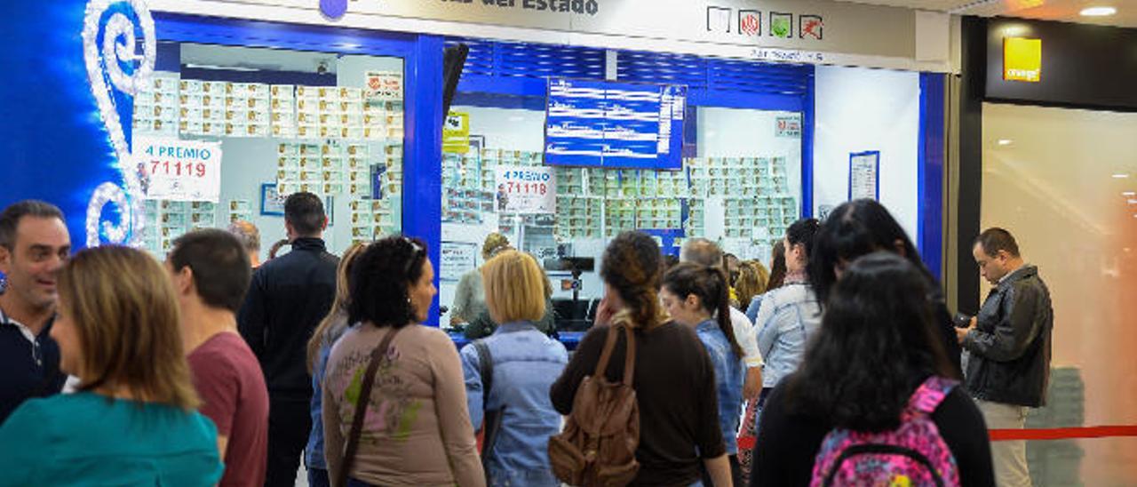 Los canarios gastan en el Sorteo del Niño un tercio de lo invertido en el Gordo