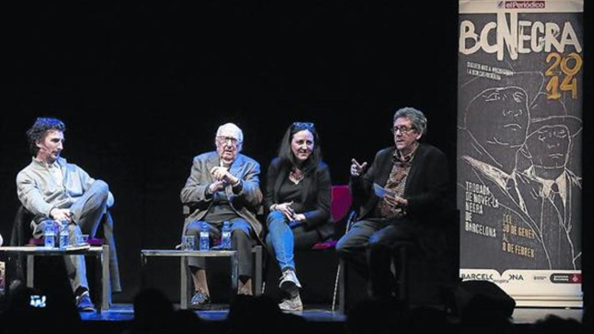 Andrea Camilleri, en el centro, en el homenaje en la sala Barts, el viernes.