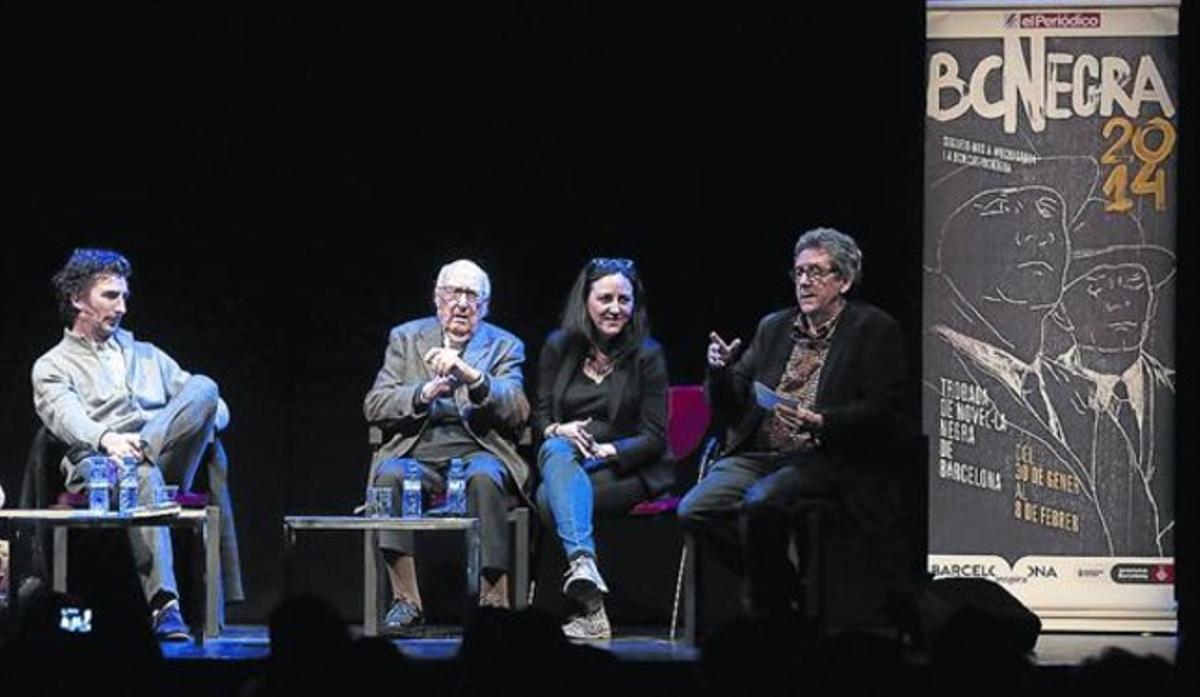 Andrea Camilleri, al centre, en l’homenatge a la sala Barts, divendres.