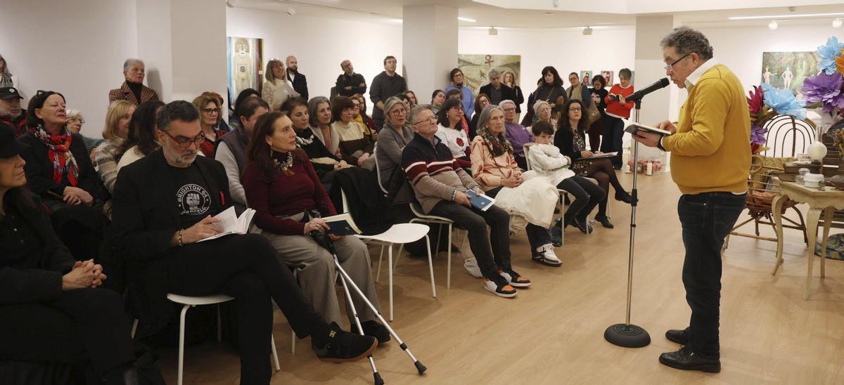 O alcalde de Pontevedra, Miguel Anxo Fernández Lores, tamén se animou a ler onte.