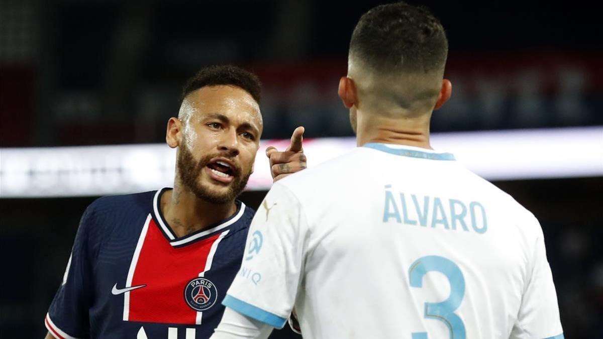 Neymar se encara con Álvaro, el central español del Olympique de Marsella.