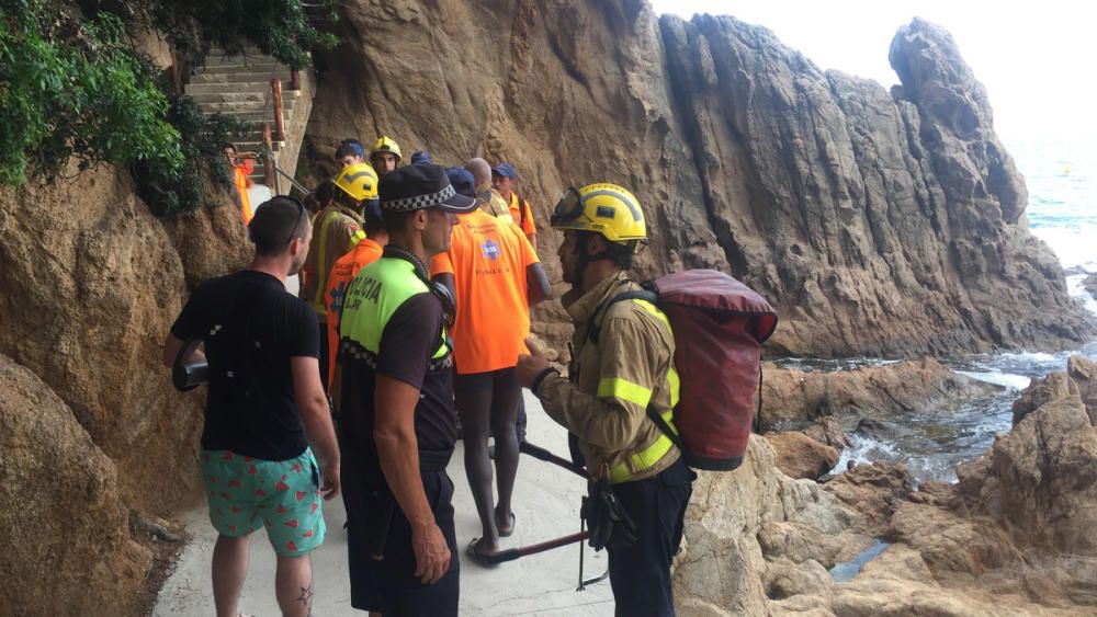 Efectius d'emergències treballant en el rescat