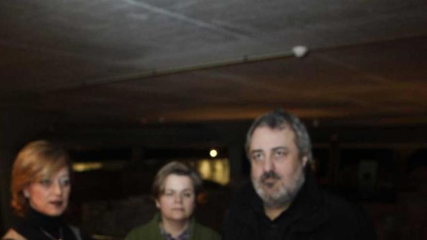 Por la izquierda, Carmen Martínez, Paloma García y Xosé Nel Riesgo.