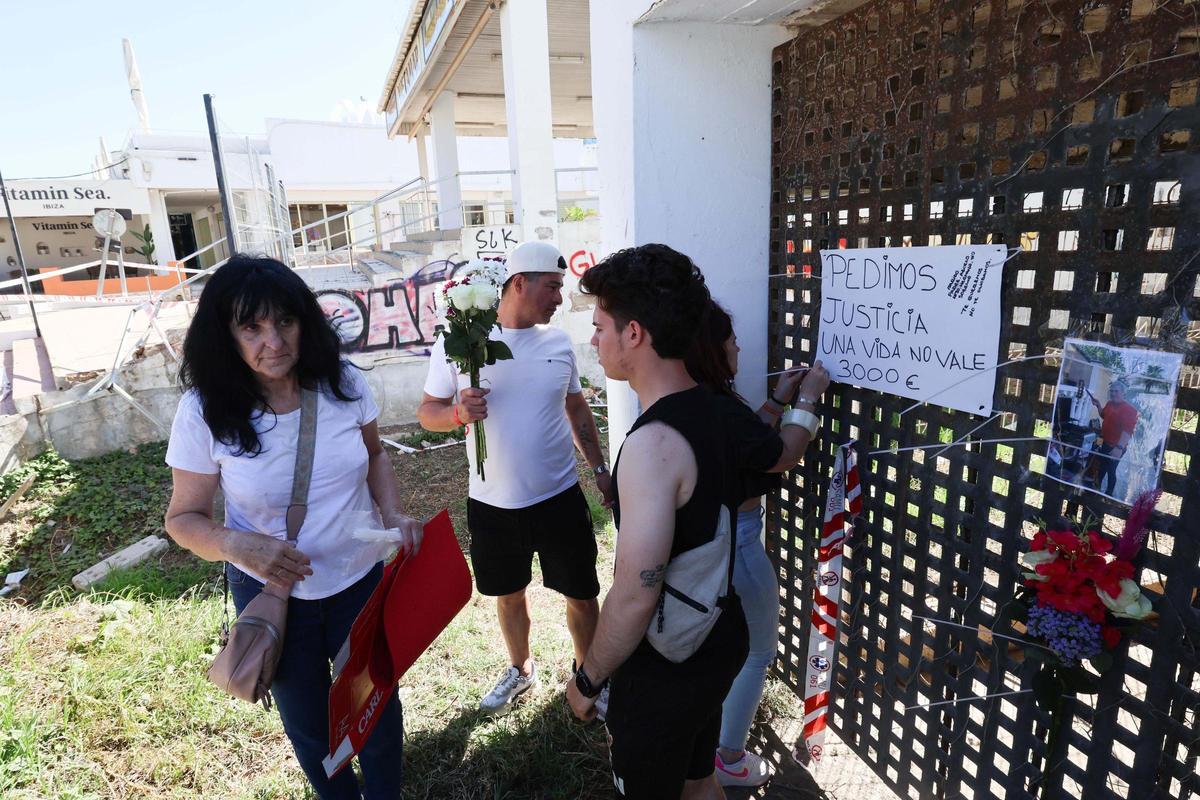 Homenaje al turista fallecido tras ser atropellado en Cala de Bou Homenaje al turista fallecido tras ser atropellado en Cala de Bou