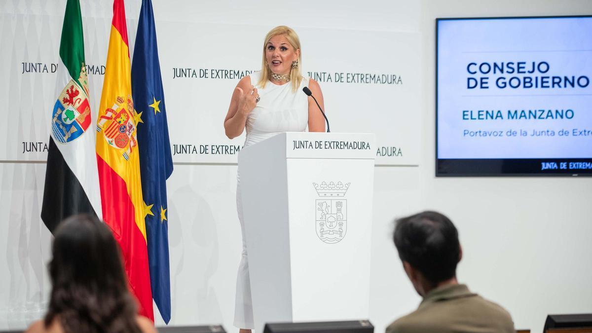 La portavoz de la Junta de Extremadura, Elena Manzano, en rueda de prensa tras el Consejo de Gobierno autonómico